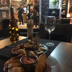 Jamón y Mojo, Delicatessen