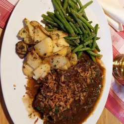 Gasthof Batzenhäusl - Der Zwiebelrostbraten mit Bratkartoffeln und grünen Bohnen.
