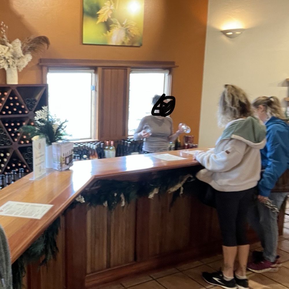Castoro Cellars - Standing room only at the bar - Wineries Near Me - Templeton, California Castoro Cellars - Standing room only at the bar - Wineries Near Me - Templeton, California