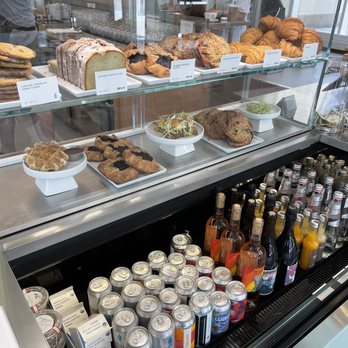 Blue Bottle Coffee - Wolf Point - Pastry case - Coffee & Tea Near Me - Chicago, Illinois