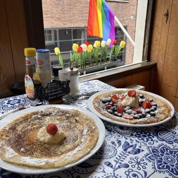 Pannenkoekenhuis Upstairs - Lemon sugar and berry pancake - Creperies Near Me - Amsterdam, New Hampshire