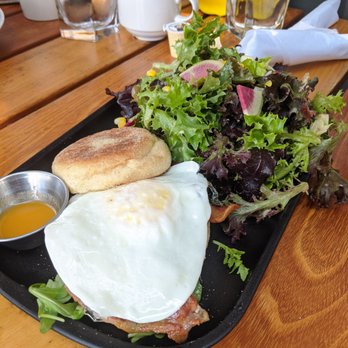 Drake Devonshire - Breakfast sandwich - Hotels Near Me - Wellington, Ontario