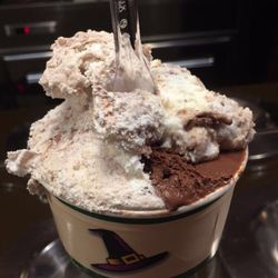 La Strega Nocciola - Chocolate, cheesecake, and cream/Nutella/cake puffs