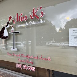 Miss K's Homemade Delectables & Con Amor Cupcakery - Front window