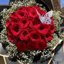 El Paso Flowers - 25 rose bouquet w/ babys breath, extra butterfly added