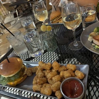Platform 47 - Jalisco Burger - Pubs Near Me - Chicago, Illinois