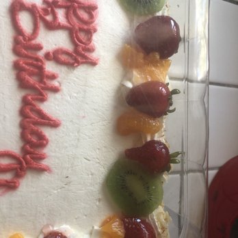Safeway - Mandarin orange pieces thrown on the cake- looks horrible and the liquid is all around it. - Grocery Near Me - Sacramento, California