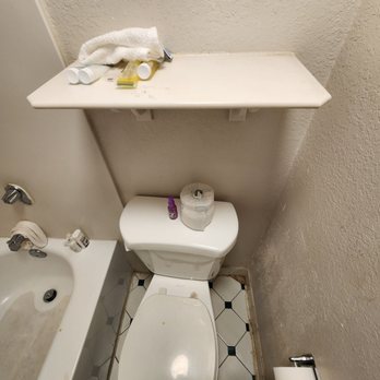 La Quinta Inn by Wyndham Phoenix Thomas Road - Toilet and Floor - Hotels Near Me - Phoenix, Arizona