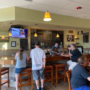 Fall River Taphouse - people sitting at the bar - Brewpubs Near Me - Redding, California
