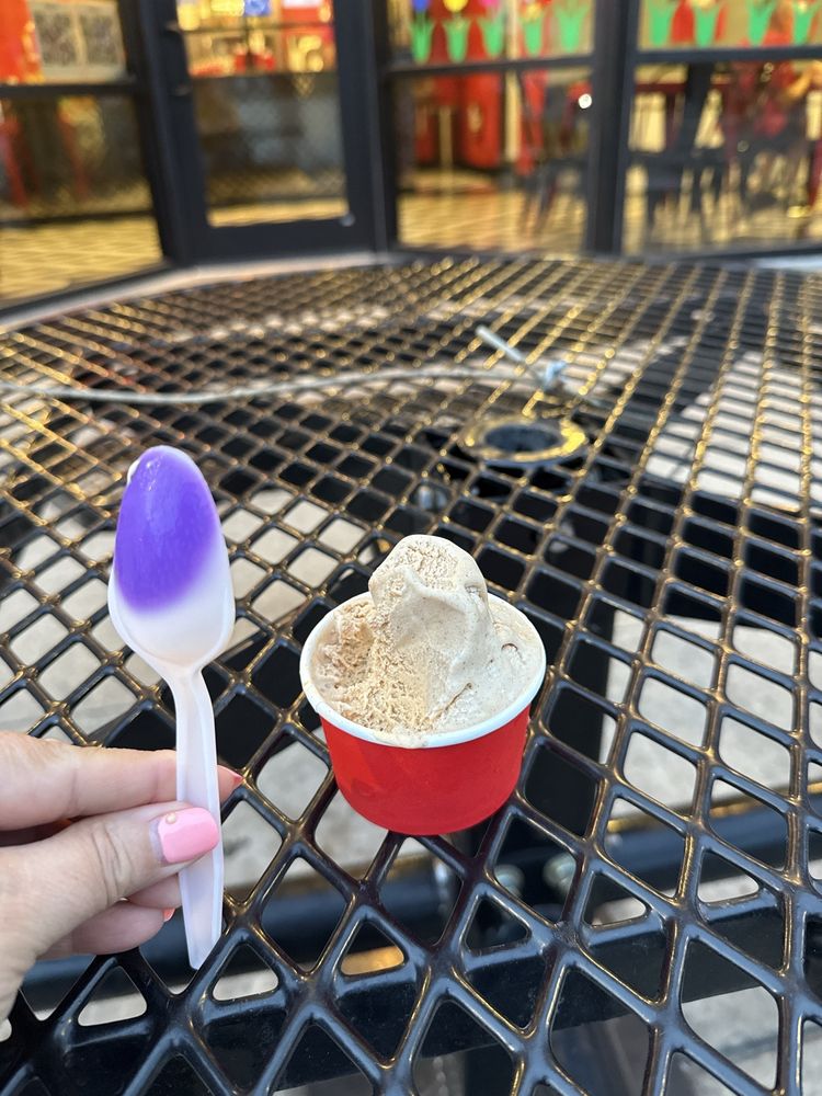 Dagney's Ice Cream Logo