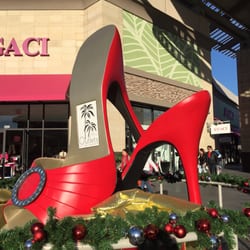 Plaza Palmera - Huge shoes.