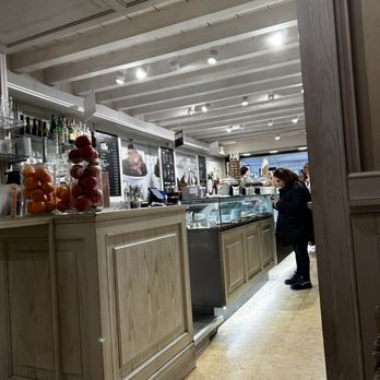 Scaravelli / Paolo - Inside gelatos showcase and counter to order. - Verona, VR