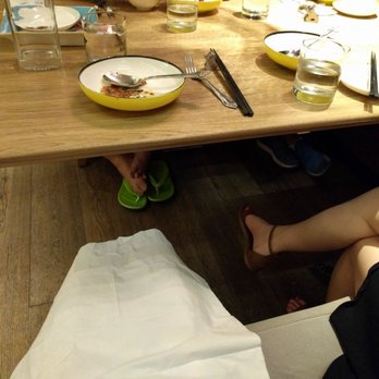 美中．鴨子 - I don't know why the booth seats are so far away from the table - Pekinese Near Me - Hong Kong, HK