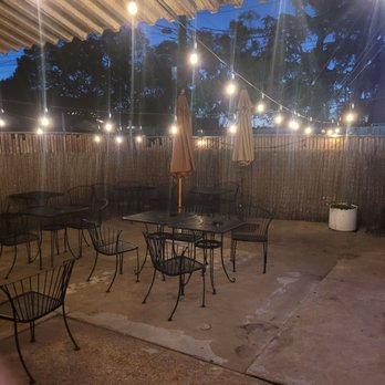 Bucky's Cocktail Lounge - Outdoor patio - Cocktail Bars Near Me - San Mateo, California