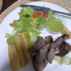 Carnes En Vara Barinas Grill - Beef, fried yucca and salad