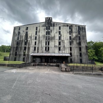 The Jack Daniel Distillery - 7 story barrel house. - Distilleries Near Me - Lynchburg, Tennessee The Jack Daniel Distillery - 7 story barrel house. - Distilleries Near Me - Lynchburg, Tennessee