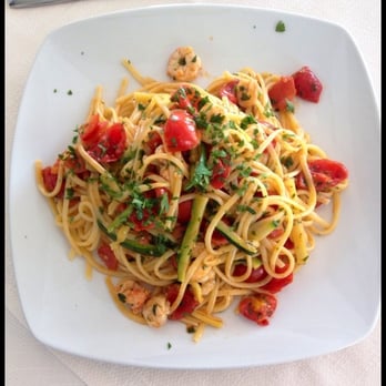 Syraka - Linguine con gamberetti, zucchine e ciliegino - Sicilian Near Me - Siracusa, SR Syraka - Linguine con gamberetti, zucchine e ciliegino - Sicilian Near Me - Siracusa, SR