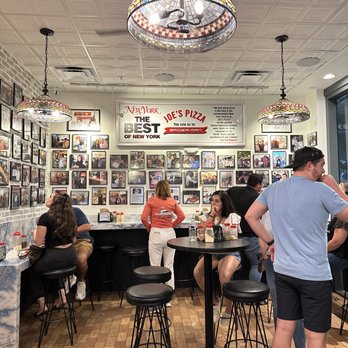 Joe's Pizza - Interior - Pizza Near Me - Miami, Florida