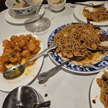Yang Chow - Slippery shrimp, 3 musketeers lo mien, lychee martini...excellent. 5 star service - Chinese Near Me - Los Angeles, California Yang Chow - Slippery shrimp, 3 musketeers lo mien, lychee martini...excellent. 5 star service - Chinese Near Me - Los Angeles, California