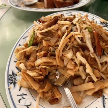 Golden Duck - Chow fun with charsu - Seafood Near Me - Honolulu, Hawaii Golden Duck - Chow fun with charsu - Seafood Near Me - Honolulu, Hawaii