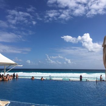 Hard Rock Hotel - Great infinity pool with swim up bar - Hotels Near Me - Cancún, ROO