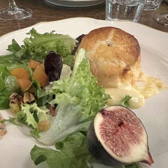 Restaurant Joséphine - Baked cheese in crust with salad appetizer - French Near Me - Chamonix-Mont-Blanc, 74 Restaurant Joséphine - Baked cheese in crust with salad appetizer - French Near Me - Chamonix-Mont-Blanc, 74