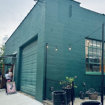 Mama Mila’s - Mama Mila's Exterior (entry and outdoor seating) - Italian Near Me - Columbia, Tennessee
