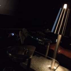 Cinemex Platinum - Comodidad con mesas laterales y luz