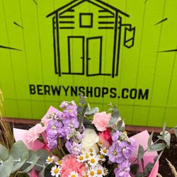 Berwyn Shops A Homegrown Project - Flores by Alba!! Absolutely the most gorgeous flower boquetes.