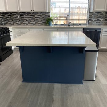 Essential Cabinet Painting - Accent color for island: Navy blue color called "Hale Navy" by Benjamin Moore. - Painters Near Me Essential Cabinet Painting - Accent color for island: Navy blue color called "Hale Navy" by Benjamin Moore. - Painters Near Me
