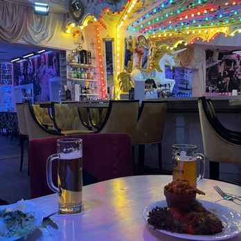 Wilde Matilde - Interior photo with my companions' meals and drinks - Dinner Theater Near Me - Berlin, BE
