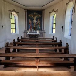 Kreuzberg Kapelle - Sitzbänke und Altar