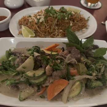 Archie's Wok - Thai curried vegetables with beef and spicy fried noodles Thai style - Asian Fusion Near Me - Puerto Vallarta, JAL