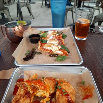 Bubba’s Bones & Brews - Great appetizer of pulled pork mac and cheese egg roll and capresse flat bread - Gastropubs Near Me - Cathedral City, California
