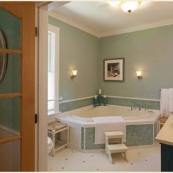 Aurora Family Health - Birth tub in suite.