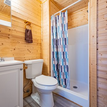 Horseshoe Lodges - BAthroom in Cabin - Vacation Rentals Near Me - Midland, Texas Horseshoe Lodges - BAthroom in Cabin - Vacation Rentals Near Me - Midland, Texas