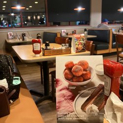 IHOP - Seating area