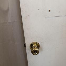 Budget Lodge by OYO Portland West - Dirty door going into bathroom