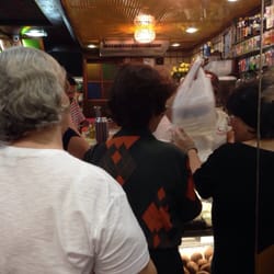 Kamilus Comida Árabe - lotado a tarde, pessoal desesperado comprando as fornadas frescas de kibes e esfihas, mal da pra ver o kibe escondido na vitrine