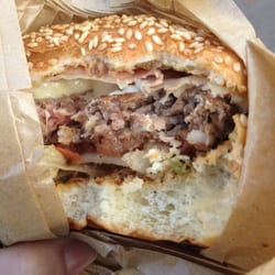 Kry's Burgers - Burger à la fourme d'Ambert bien bon, avec un super système d'emballage jamais vu (le papier circulaire enferme le burger)
