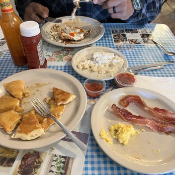 Kopper Kettle - Chicken Fried Steak, pancakes, bacon, eggs, Biscuit & Gravy Plate - Breakfast & Brunch Near Me - Yucaipa, California