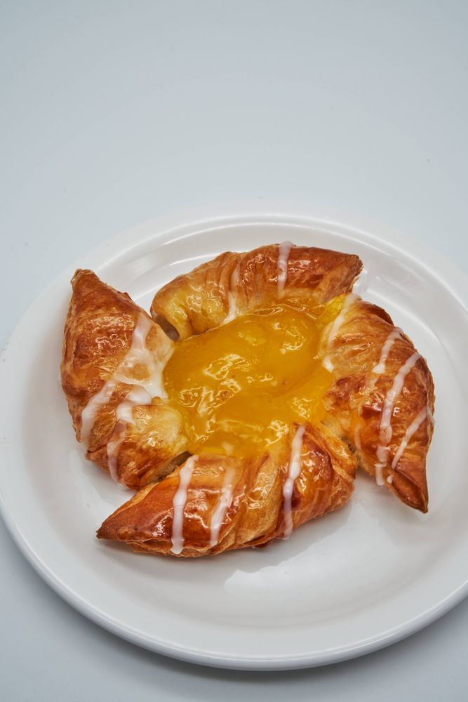 Saffron Cafe & Pastry Logo