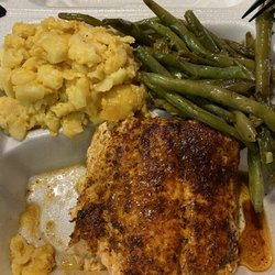Grilled salmon, green beans, Mac and cheese