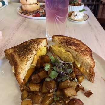 Kixi Cafe - Eggslut Sando with Butterfly lemonade - Breakfast & Brunch Near Me - Boca Raton, Florida