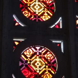 Die Fenster, die von Marguerite Hure und den Ateliers de l'Art Sacre nach Entwürfen des Malers Maurice Denis ausgeführt wurden.