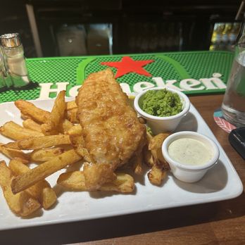 Wayne's - Wayne's Bar- Fish and Chips with Smashed Peas- Nice France - Pubs Near Me - Nice, 06 Wayne's - Wayne's Bar- Fish and Chips with Smashed Peas- Nice France - Pubs Near Me - Nice, 06