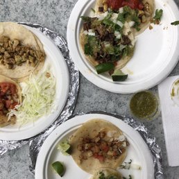 Tacos de pollo y tacos de carne asada Tacos de pollo y tacos de carne asada