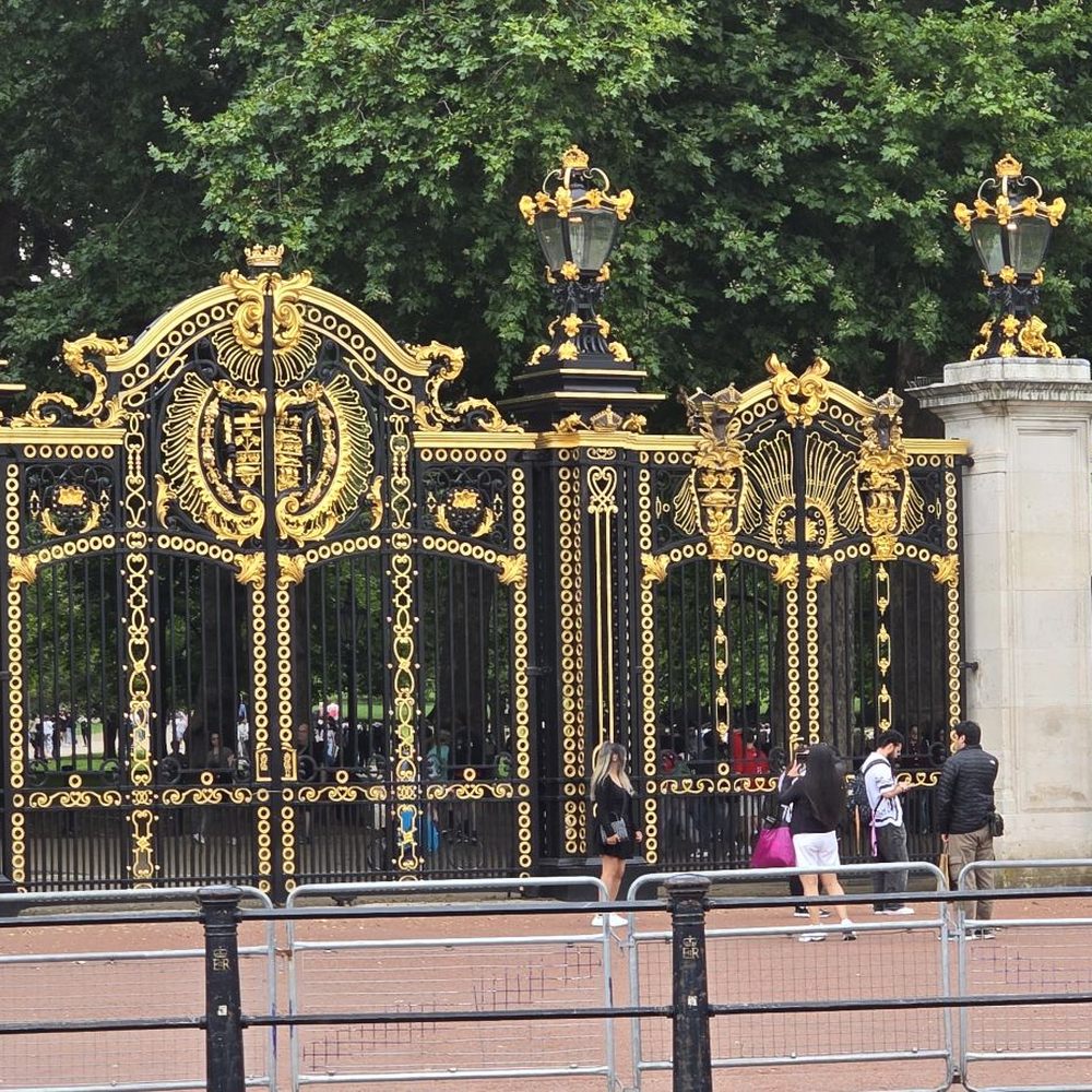 Buckingham Palace - Landmarks & Historical Buildings Near Me - London, XGL