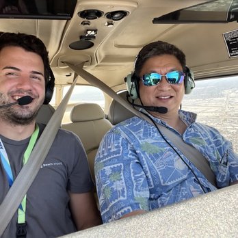 Pacific Air Flight School - even at 240 pounds I fit comfortably in this Cessna 172 Skyhawk - Flight Instruction Near Me - Long Beach, California