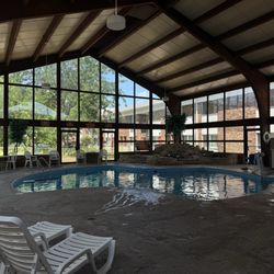 Country Christmas: The Ingleside Hotel - Pool